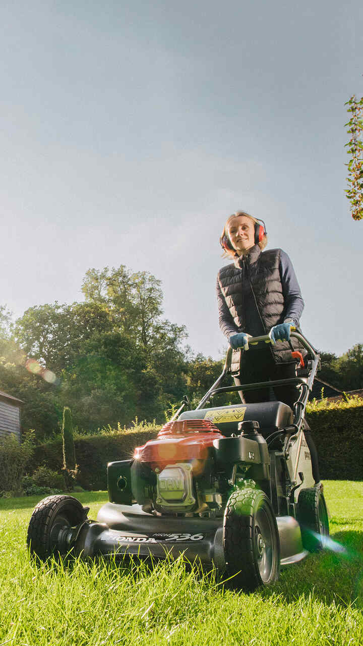 La tondeuse à gazon HRH dans un jardin.